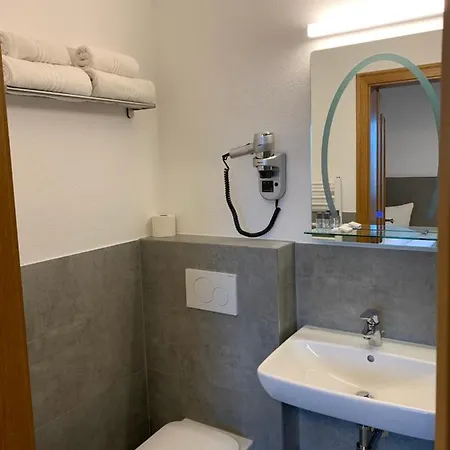 Otel Zur Eisenbahn 3*