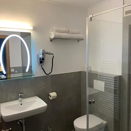 Otel Zur Eisenbahn 3*